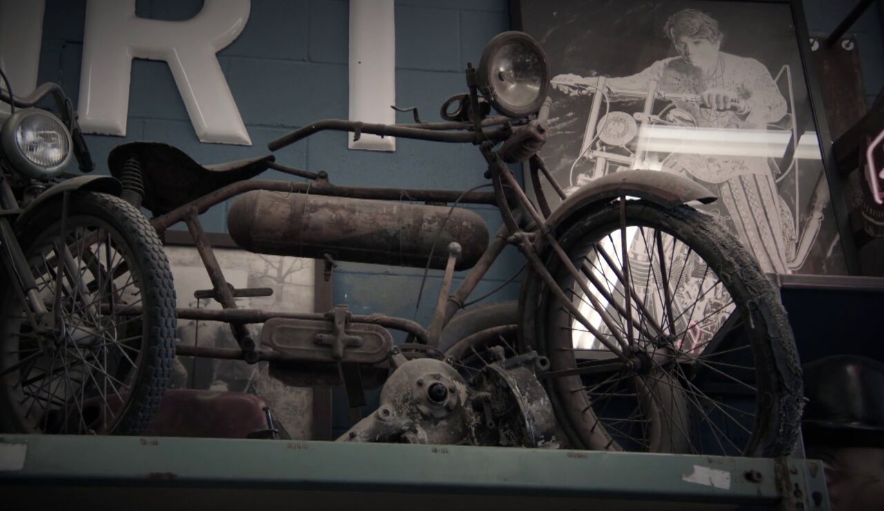 Mike hace un intercambio de nivel: 24 bicicletas muy antiguas a cambio de una motocileta Cleveland