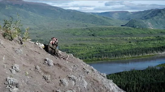 Andy Bassich y su mujer suben a lo alto de un risco para avistar alces que les permitan sobrevivir al invierno en Alaska Andy Bassich y su mujer suben a lo alto de un risco para avistar alces que les permitan sobrevivir al invierno en Alaska