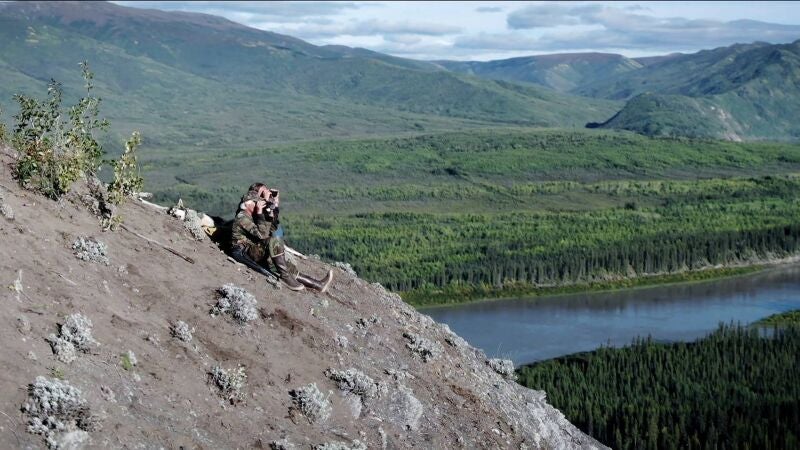 Andy Bassich y su mujer suben a lo alto de un risco para avistar alces que les permitan sobrevivir al invierno en Alaska