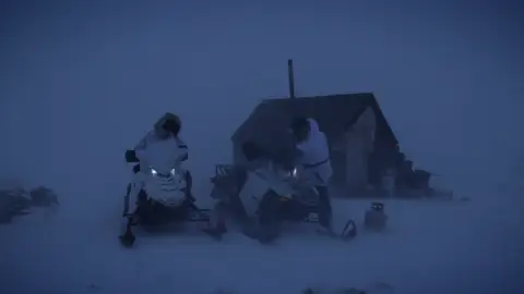 A Agnes Hailstone y Chip Hailstone les sorprende una tormenta de nieve con vientos de 80km/h A Agnes Hailstone y Chip Hailstone les sorprende una tormenta de nieve con vientos de 80km/h