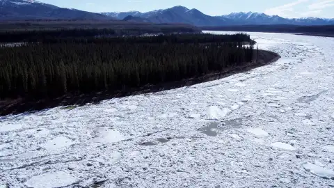 El deshielo amenaza la casa de Andy Bassich: bloques de hielo de 9 toneladas ponen en riesgo su propiedad El deshielo amenaza la casa de Andy Bassich: bloques de hielo de 9 toneladas ponen en riesgo su propiedad