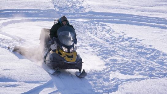 Aprender a sobrevivir en Alaska: Denise Becker prueba su valent&iacute;a sobre la moto de nieve