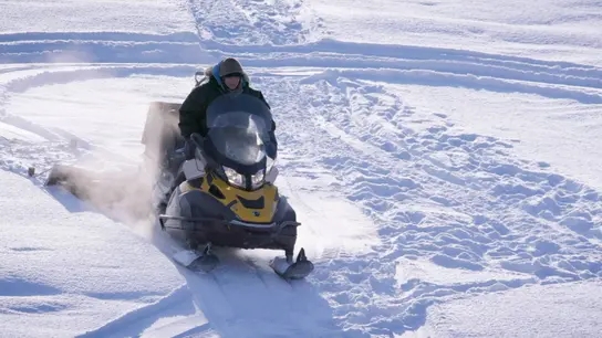 Aprender a sobrevivir en Alaska: Denise Becker prueba su valentía sobre la moto de nieve Aprender a sobrevivir en Alaska: Denise Becker prueba su valentía sobre la moto de nieve