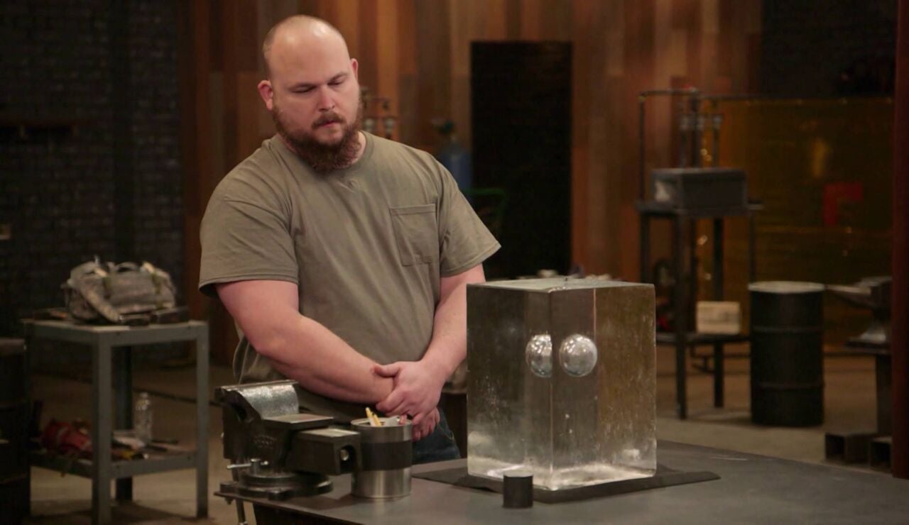 Forjado a fuego - El acero para hacer las hojas se encuentra &iexcl;congelado dentro de un bloque de hielo!