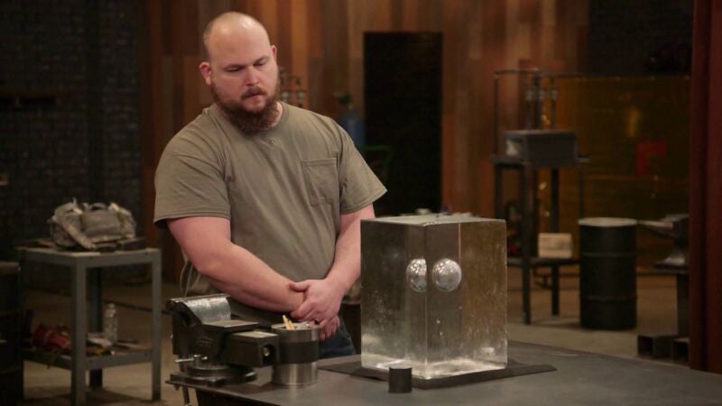 El acero para hacer las hojas se encuentra ¡congelado dentro de un bloque de hielo!