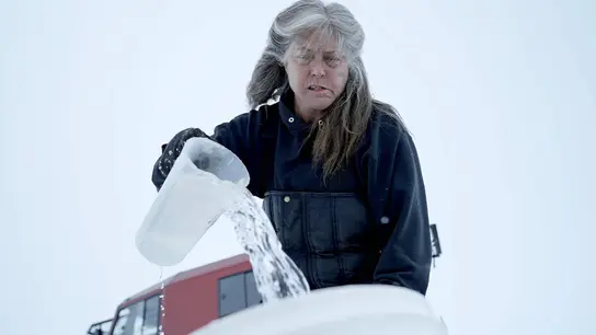 Sue Aikens se las ingenia para reunir 130 litros de agua y sobrevivir en Kavik Sue Aikens se las ingenia para reunir 130 litros de agua y sobrevivir en Kavik