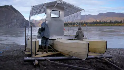 Andy y Denise construyen un trimarán, una casa flotante solar para navegar por Alaska Andy y Denise construyen un trimarán, una casa flotante solar para navegar por Alaska
