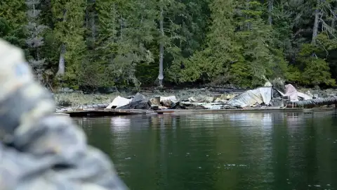 Cole Sturgis afronta en soledad la vida en Thorne Bay después de que el fuego destruyera la casa flotante de su vecino Cole Sturgis afronta en soledad la vida en Thorne Bay después de que el fuego destruyera la casa flotante de su vecino