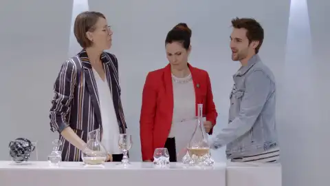 Soplado a fuego - Una copa y un decantador: la nueva creación de los sopladores Soplado a fuego - Una copa y un decantador: la nueva creación de los sopladores