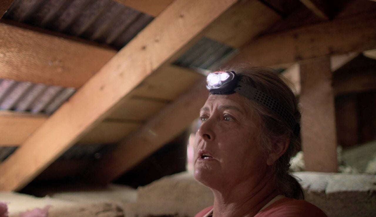 Sue Aikens regresa a su antigua caba&ntilde;a sin imaginar el peligro que esconde dentro