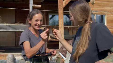 Vida bajo cero - Denise Becker y su hija Devan recolectan setas en Alaska Vida bajo cero - Denise Becker y su hija Devan recolectan setas en Alaska