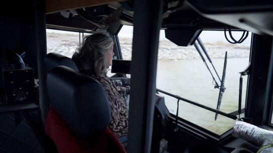 Sue Aikens desaf&iacute;a al r&iacute;o con su cami&oacute;n de ruedas gigantes en busca de comida antes de la llegada del invierno