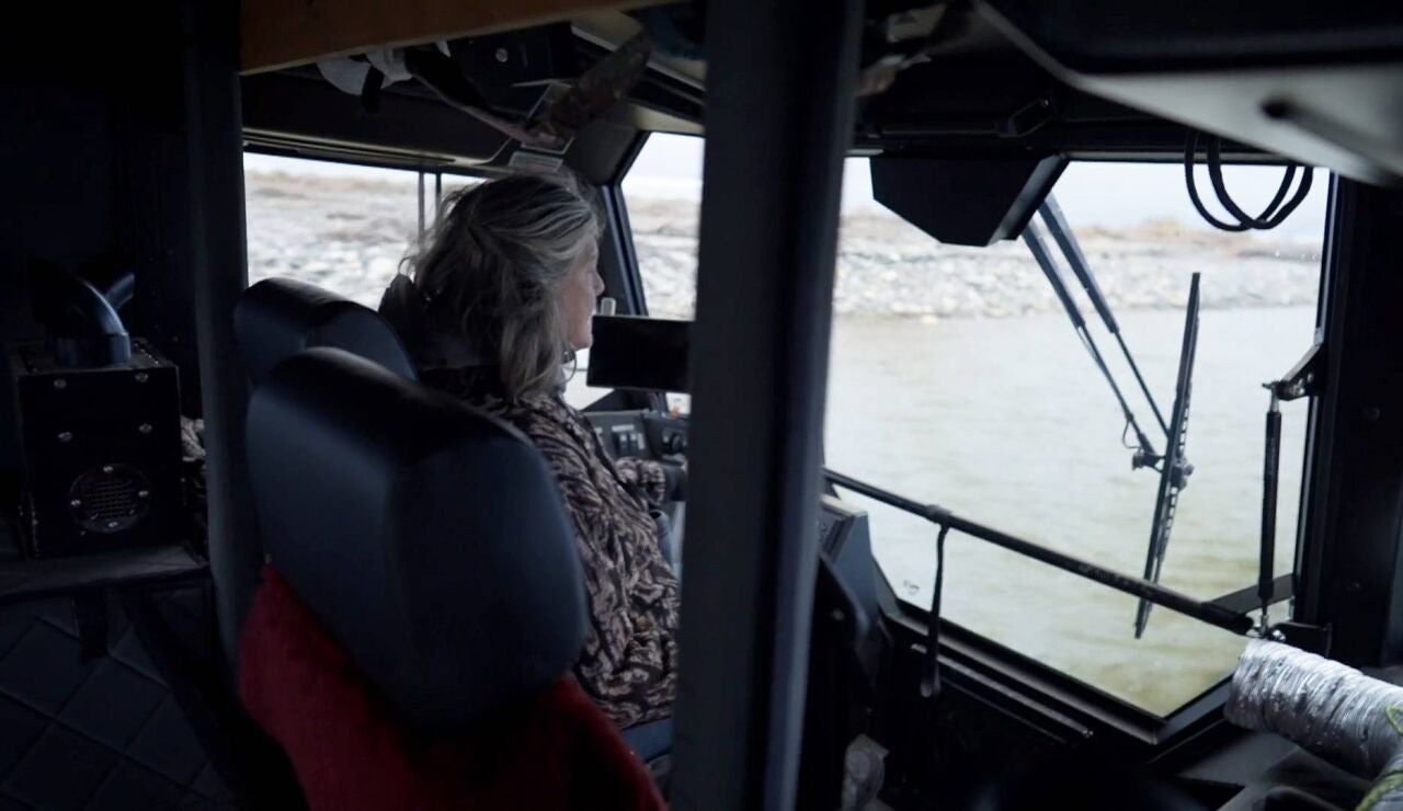 Sue Aikens desaf&iacute;a al r&iacute;o con su cami&oacute;n de ruedas gigantes en busca de comida antes de la llegada del invierno