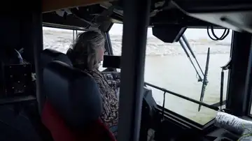 Sue Aikens desafía al río con su camión de ruedas gigantes en busca de comida antes de la llegada del invierno Sue Aikens desafía al río con su camión de ruedas gigantes en busca de comida antes de la llegada del invierno
