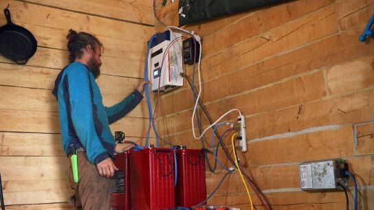 Jessie Holmes dise&ntilde;a su propio sistema e&oacute;lico para resistir los inviernos de Alaska