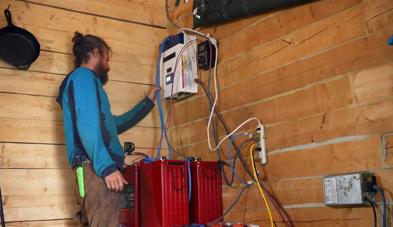 Jessie Holmes diseña su propio sistema eólico para resistir los inviernos de Alaska