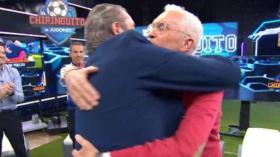 Abrazo entre Paco y Josep Pedrerol