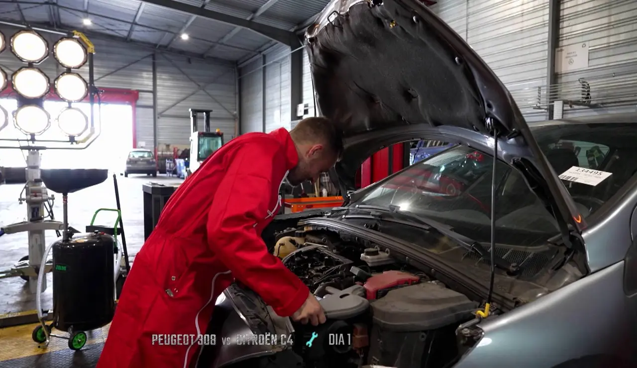 Top mecanic - Dimitri se enfrenta a un motor sin piezas y que no conoce: el de un Peugeot 308 destrozado