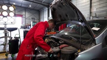 Top mecanic - Dimitri se enfrenta a un motor sin piezas y que no conoce: el de un Peugeot 308 destrozado