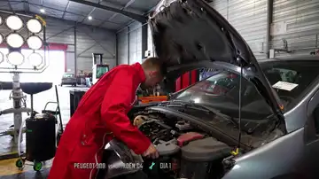 Top mecanic - Dimitri se enfrenta a un motor sin piezas y que no conoce: el de un Peugeot 308 destrozado Top mecanic - Dimitri se enfrenta a un motor sin piezas y que no conoce: el de un Peugeot 308 destrozado