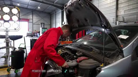Top mecanic - Dimitri se enfrenta a un motor sin piezas y que no conoce: el de un Peugeot 308 destrozado Top mecanic - Dimitri se enfrenta a un motor sin piezas y que no conoce: el de un Peugeot 308 destrozado