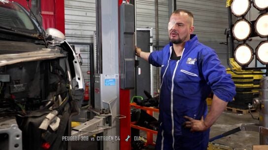 Top mecanic - Laurent remata la mec&aacute;nica de su coche despu&eacute;s del accidente de su ojo
