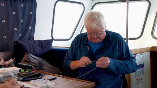 Pesca extrema - Los sedales para captar el cebo se hacen a mano