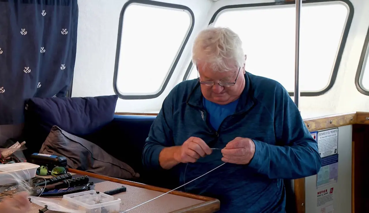 Pesca extrema - Los sedales para captar el cebo se hacen a mano