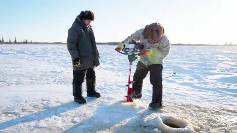 Vida bajo cero - Así funciona la pesca en hielo en Alaska Vida bajo cero - Así funciona la pesca en hielo en Alaska