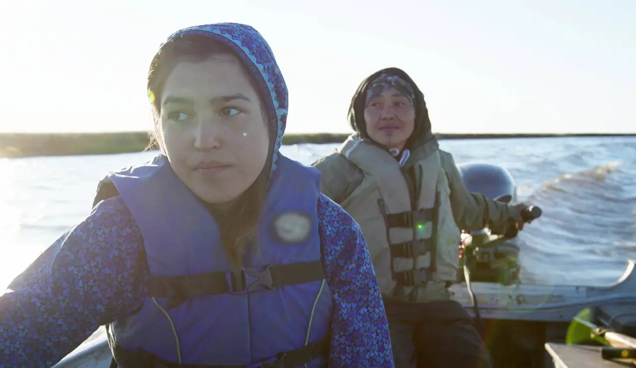 Agnes Hailstone y su hija Carol pescan sin éxito en Kiwalik