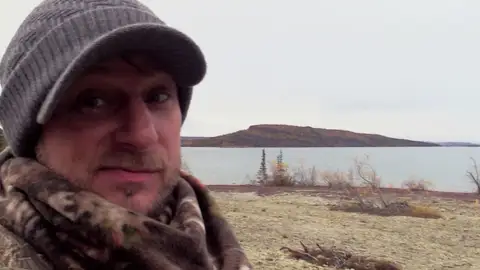 Shawn piensa que está solo en el bosque pero ¡también están los osos! Shawn piensa que está solo en el bosque pero ¡también están los osos!