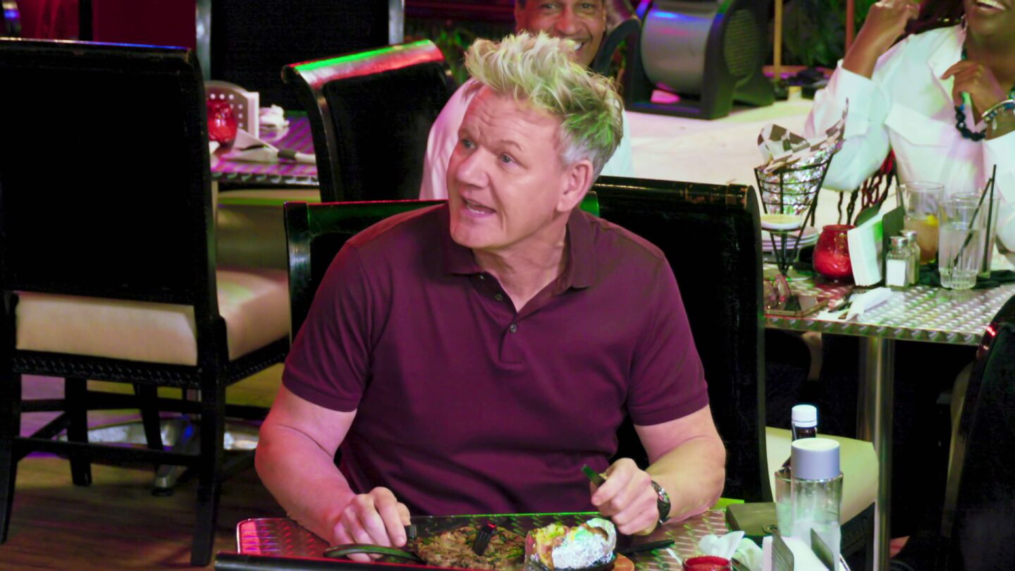 A Gordon Ramsay se le rompe el tenedor intentando cortar el entrecot