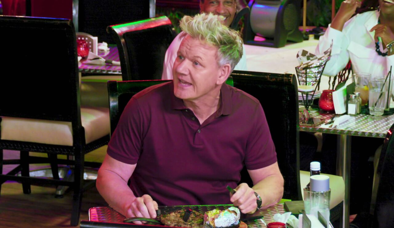 A Gordon Ramsay se le rompe el tenedor intentando cortar el entrecot