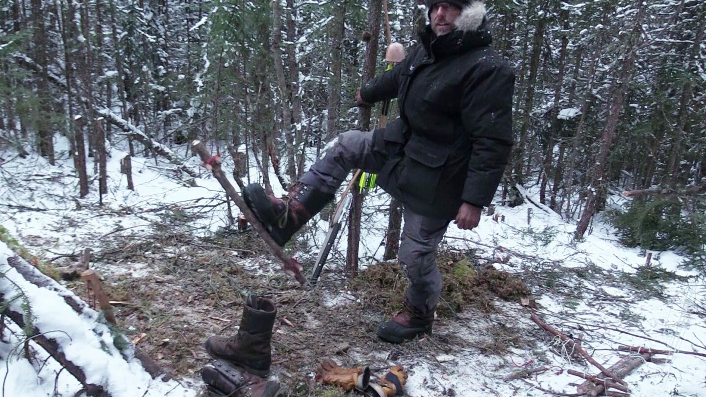 Alan construye unas raquetas de nieve para ir a pescar