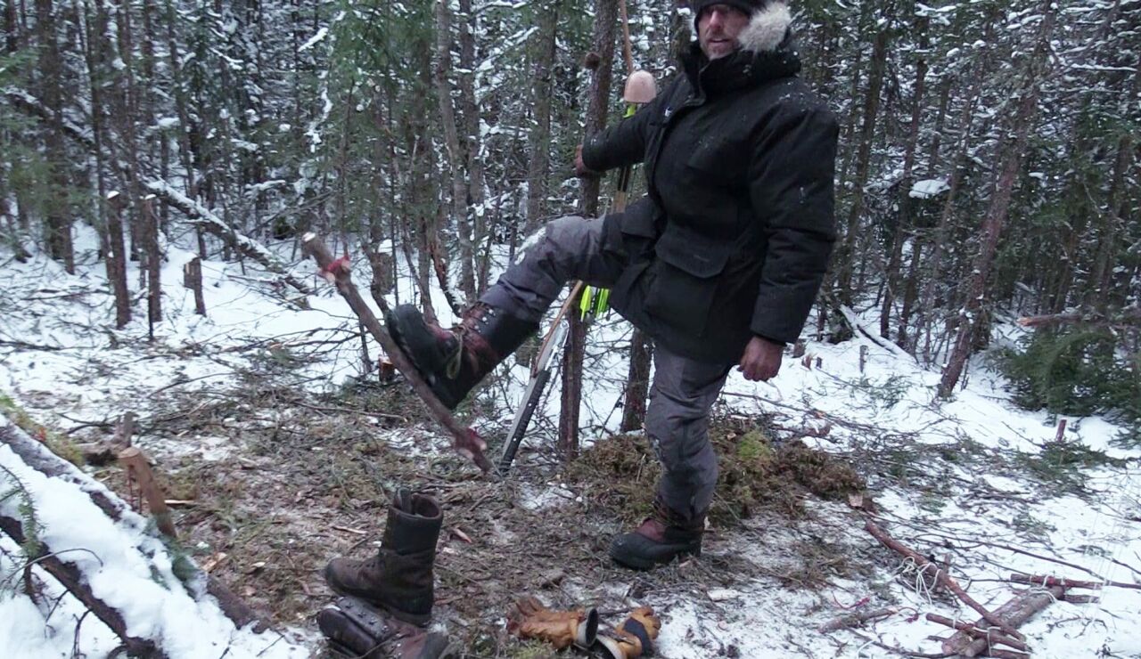 Alan construye unas raquetas de nieve para ir a pescar