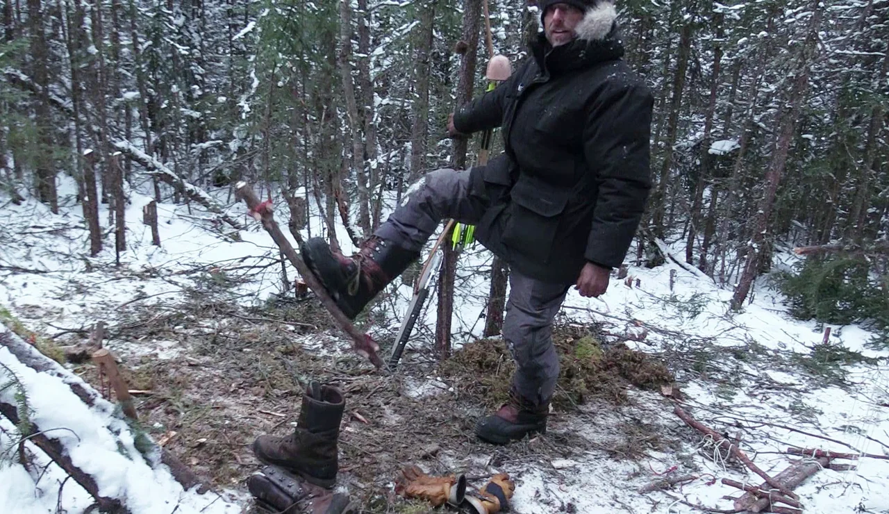 Alan construye unas raquetas de nieve para ir a pescar