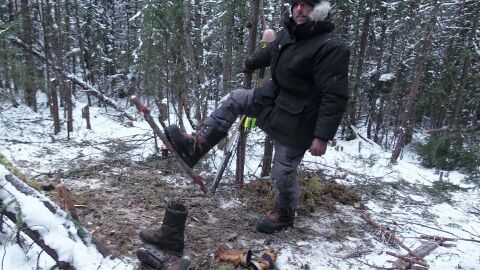 Alan construye unas raquetas de nieve para ir a pescar