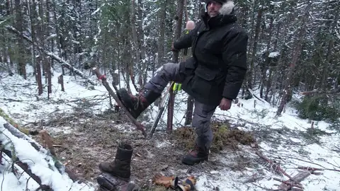 Alan construye unas raquetas de nieve para ir a pescar Alan construye unas raquetas de nieve para ir a pescar