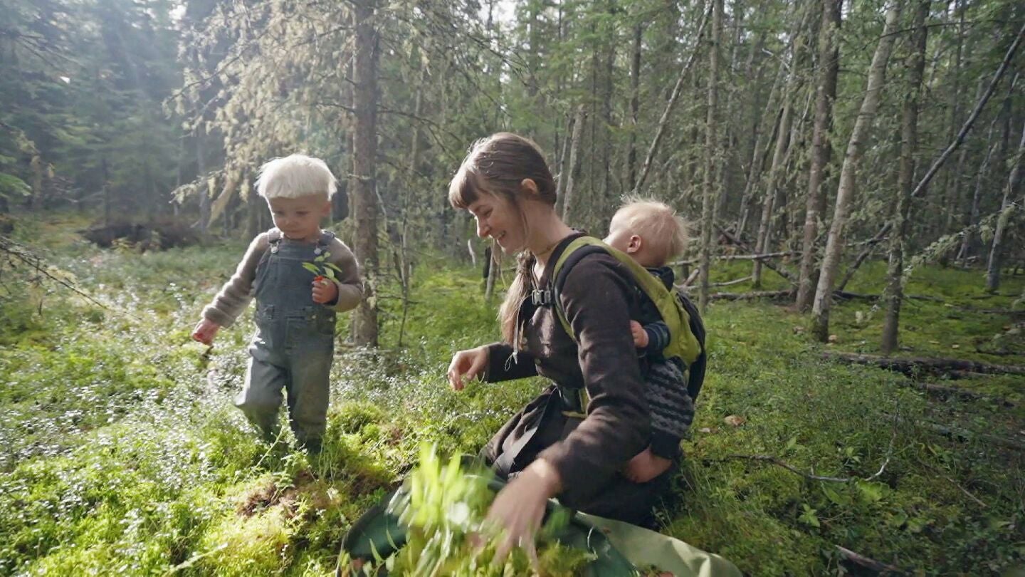 A 53 grados bajo cero: as&iacute; prepara una joven familia n&oacute;mada su caba&ntilde;a para sobrevivir al invierno en Alaska
