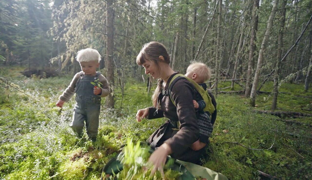 A 53 grados bajo cero: as&iacute; prepara una joven familia n&oacute;mada su caba&ntilde;a para sobrevivir al invierno en Alaska