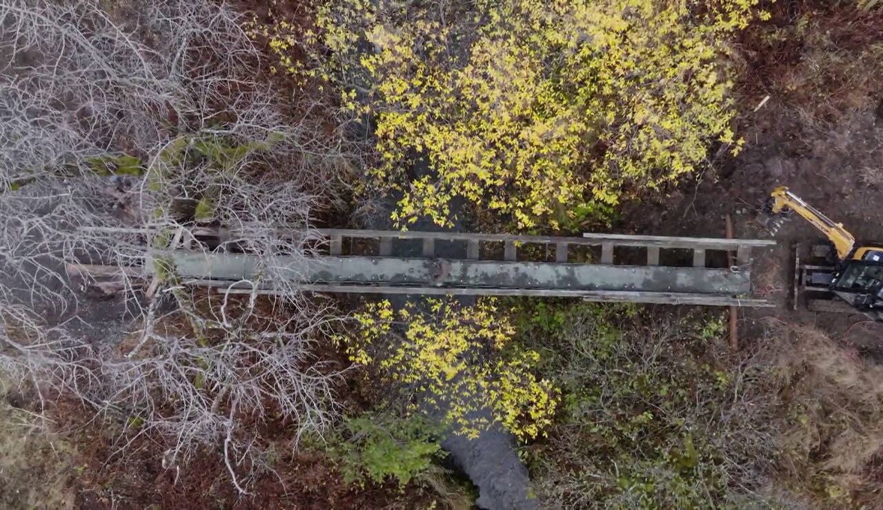 El reto imposible de Mike: tras dos a&ntilde;os de trabajo, logra instalar un puente en plena Alaska