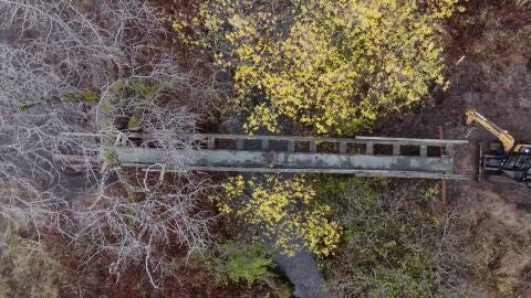 El reto imposible de Mike: tras dos a&ntilde;os de trabajo, logra instalar un puente en plena Alaska