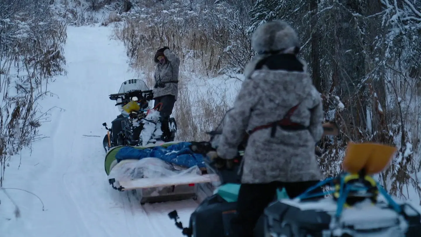 Bret e Ivy, a contrarreloj para llevar en sus motos de nieve más de 200 kilos de placas solares por las montañas de Alaska Bret e Ivy, a contrarreloj para llevar en sus motos de nieve más de 200 kilos de placas solares por las montañas de Alaska