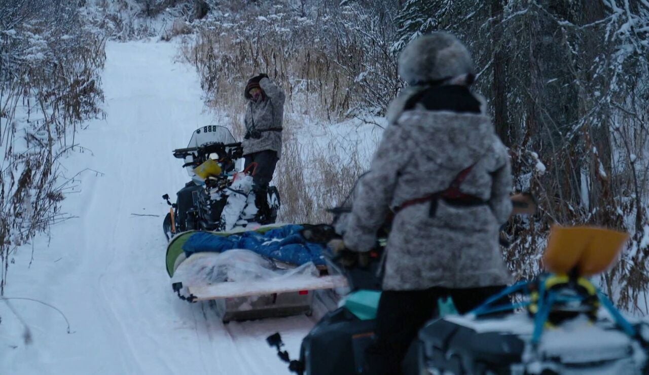 Bret e Ivy, a contrarreloj para llevar en sus motos de nieve m&aacute;s de 200 kilos de placas solares por las monta&ntilde;as de Alaska