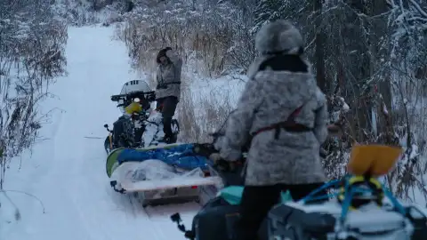 Bret e Ivy, a contrarreloj para llevar en sus motos de nieve más de 200 kilos de placas solares por las montañas de Alaska Bret e Ivy, a contrarreloj para llevar en sus motos de nieve más de 200 kilos de placas solares por las montañas de Alaska
