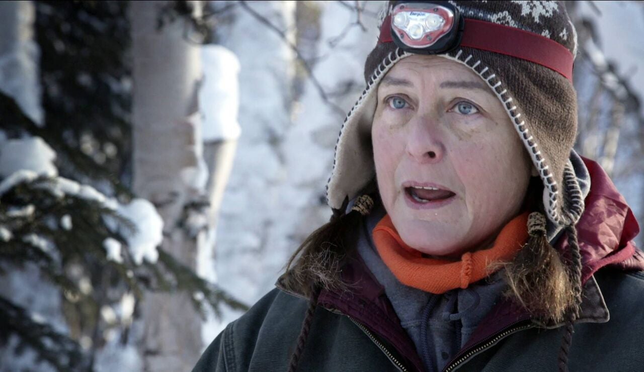Sue Aikens desaf&iacute;a los 35 grados bajo cero para conseguir la le&ntilde;a que necesita para sobrevivir