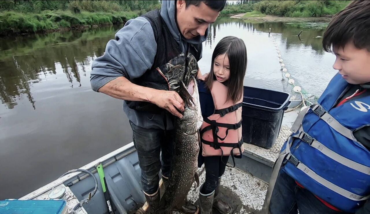 Ricko Dewilde ense&ntilde;a a sus hijos a pescar para sobrevivir en Alaska