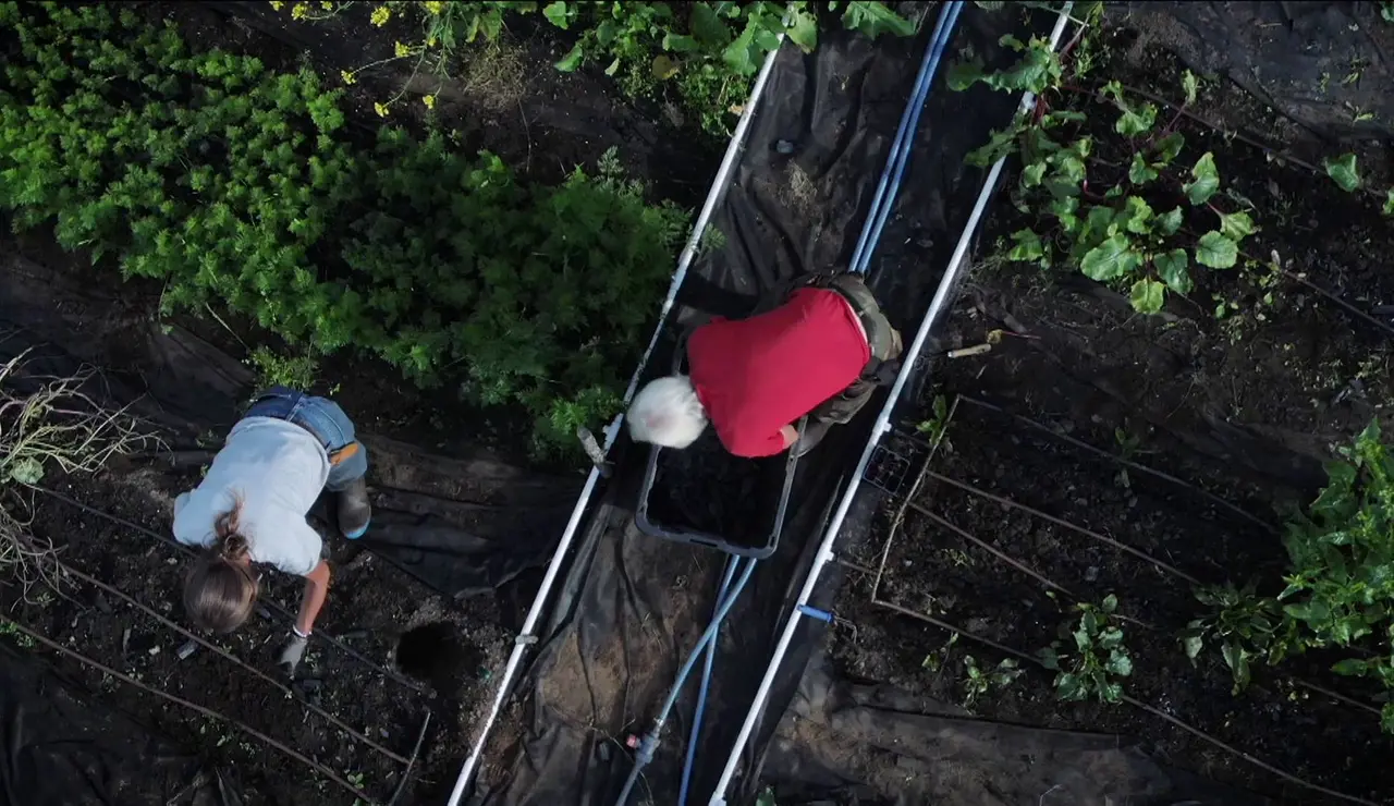 Andy fabrica su propio carbón vegetal en Alaska con un ingenioso método casero