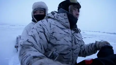 Chip y Agnes, atrapados en una fuerte ventisca mientras recogen leña para sobrevivir al invierno de Alaska Chip y Agnes, atrapados en una fuerte ventisca mientras recogen leña para sobrevivir al invierno de Alaska