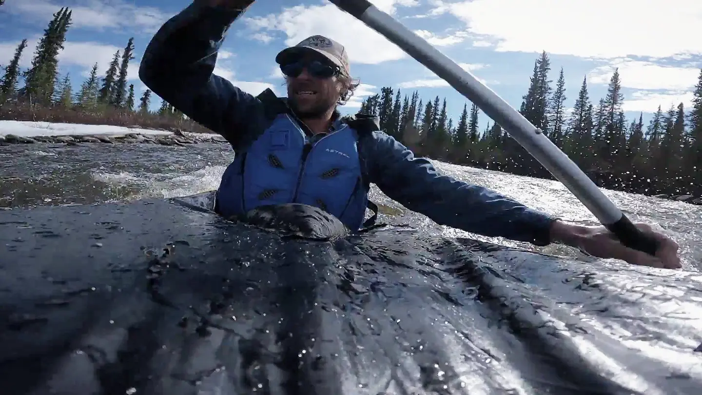 Jessie Holmes desafía las peligrosas aguas del río de Alaska en una arriesgada travesía en kayak Jessie Holmes desafía las peligrosas aguas del río de Alaska en una arriesgada travesía en kayak